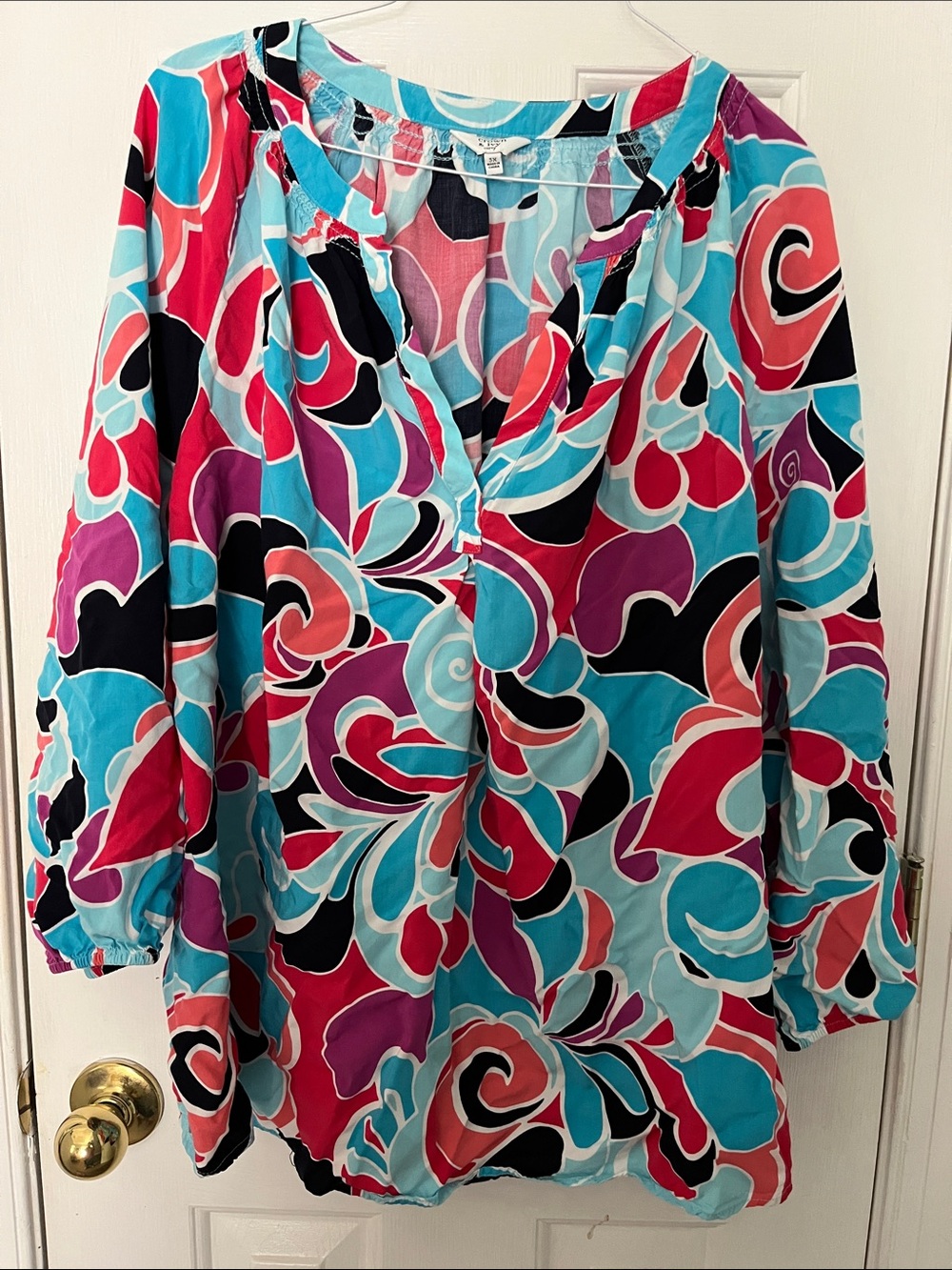 crown & ivy Colorful Swirl V-Neck Tunic in Turquoise, Pink & Black